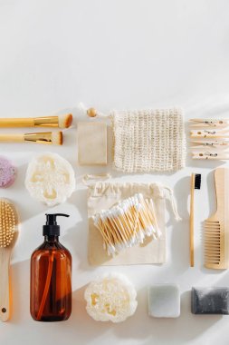 Eko kozmetik ürünler ve araçlar kümesi. Sabun, şampuan şişeleri, bambu diş fırçası, doğal ahşap fırça. Sıfır atık plastik ücretsiz. Sürdürülebilir yaşam tarzı kavramı. 