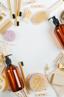 Eko kozmetik ürünler ve araçlar kümesi. Sabun, şampuan şişeleri, bambu diş fırçası, doğal ahşap fırça. Sıfır atık plastik ücretsiz. Sürdürülebilir yaşam tarzı kavramı. 
