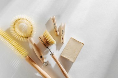 Eko Dostu doğal temizlik araçları ve ürünleri, bambu çanak fırçalar ve sabun beyaz arka plan üzerinde. Sıfır atık kavramı. Plastik ücretsiz. Düz yatıyordu, en iyi görünümü