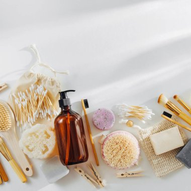 Eko doğal banyo aksesuarları, doğal kozmetik ürünler ve araçlar. Sıfır atık kavramı. Plastik ücretsiz. Düz yatıyordu, en iyi görünümü