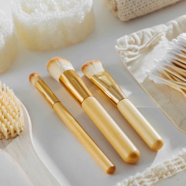 Eko doğal banyo aksesuarları, doğal kozmetik ürünler ve araçlar. Sıfır atık kavramı. Plastik ücretsiz. Düz yatıyordu, en iyi görünümü