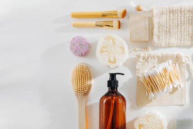 Eko kozmetik ürünler ve araçlar kümesi. Sabun, şampuan şişeleri, bambu diş fırçası, doğal ahşap fırça. Sıfır atık plastik ücretsiz. Sürdürülebilir yaşam tarzı kavramı. 