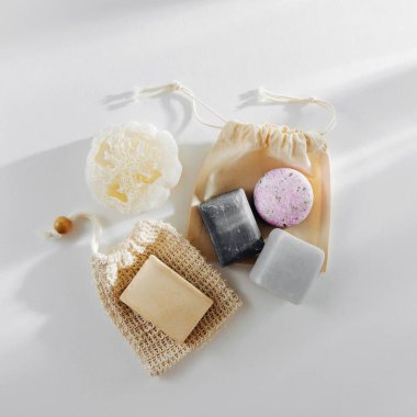 Eko doğal sabun ve katı şampuan Bar. Sıfır atık kavramı. Plastik ücretsiz. Düz yatıyordu, en iyi görünümü