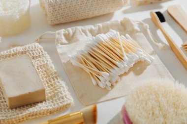 Doğal bambu kulak Eko banyo aksesuarları, kozmetik ürünler ve araçlar ile sopa. Sıfır atık kavramı. Plastik ücretsiz. Düz yatıyordu, en iyi görünümü