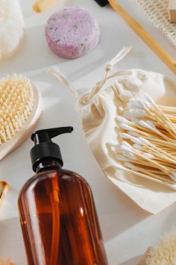 Doğal bambu kulak Eko banyo aksesuarları, kozmetik ürünler ve araçlar ile sopa. Sıfır atık kavramı. Plastik ücretsiz. Düz yatıyordu, en iyi görünümü