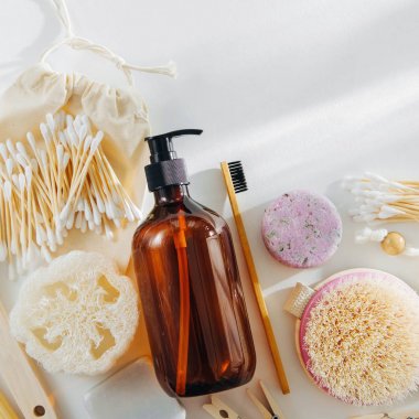 Sıfır atık için kişisel hijyen sağlar. Eco sabun, şampuan şişeleri, bambu diş fırçası, doğal ahşap fırça. Sürdürülebilir bir yaşam tarzı. Plastik ücretsiz kavramı