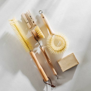 Bulaşık yıkama fırçaları beyaz arka plan üzerinde. Sıfır atık kavramı. Plastik ücretsiz. Düz yatıyordu, en iyi görünümü