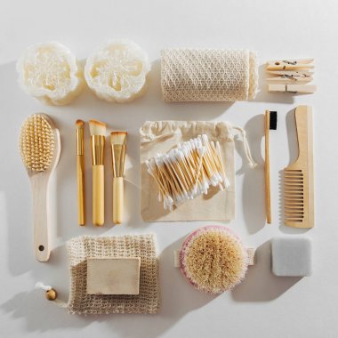 Sıfır atık için kişisel hijyen sağlar. Eco sabun, bambu diş fırçası, doğal ahşap fırça. Sürdürülebilir bir yaşam tarzı. Plastik ücretsiz kavramı