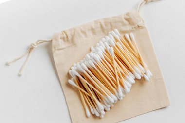 Doğal bambu kulak bez çanta üzerinde sopa. Sürdürülebilir bir yaşam tarzı. Sıfır atık, plastik ücretsiz kavramı.