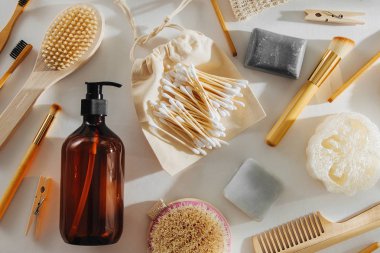 Eko kozmetik ürünler ve araçlar kümesi. Sabun, şampuan şişeleri, bambu diş fırçası, doğal ahşap fırça. Sıfır atık plastik ücretsiz. Sürdürülebilir yaşam tarzı kavramı. 
