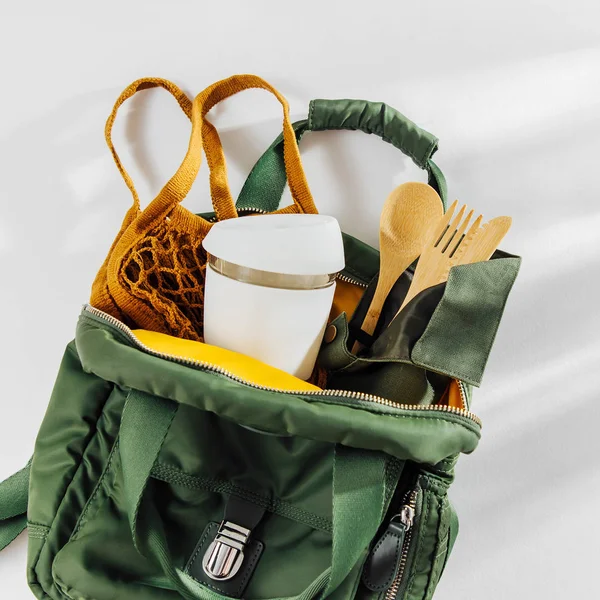 Groene Rugzak Met Mesh Markt Tas Bamboe Bestek Herbruikbare Koffiemok — Stockfoto