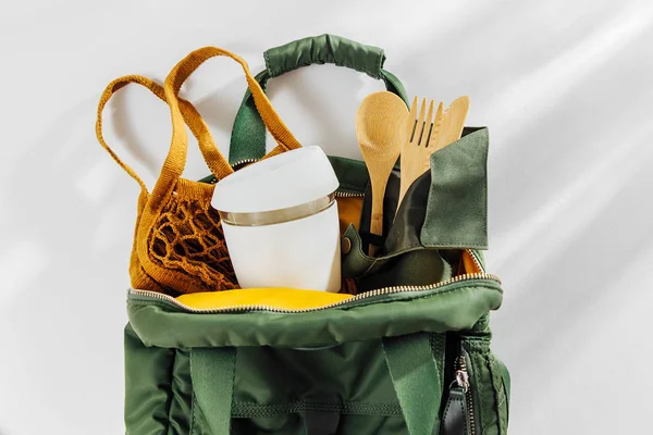 Зелений Рюкзак Сітчастою Сумкою Бамбуковими Столовими Приборами Багаторазовою Чашкою Кави — стокове фото