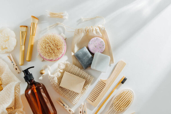 Набор косметических средств и инструментов Eco. Мыло, бутылки шампуня, зубная щетка бамбука, натуральная деревянная щетка. Нулевые отходы, без пластика. Концепция устойчивого образа жизни
. 