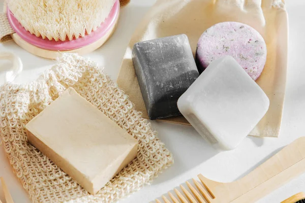 Eko doğal banyo aksesuarları, doğal kozmetik ürünler ve araçlar. Sıfır atık kavramı. Plastik ücretsiz. Düz yatıyordu, en iyi görünümü