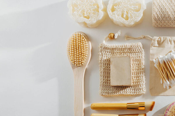 Эко натуральные принадлежности для ванной комнаты, натуральные косметические средства и инструменты. Концепция нулевых отходов. Без пластика. Плоский, вид сверху
