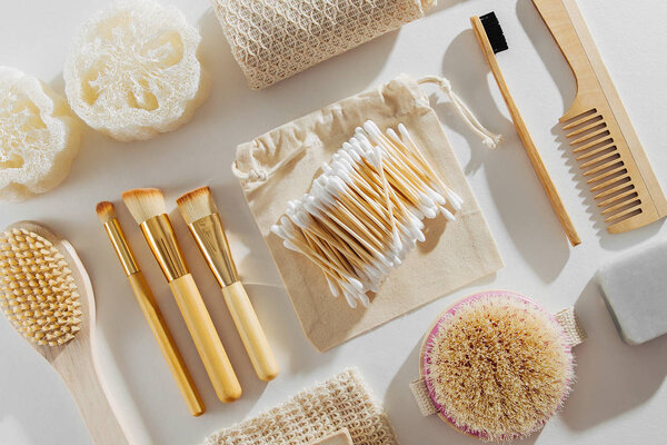 Ноль отходов для личной гигиены. Эко-мыло, бамбуковая зубная щетка, натуральная деревянная щетка. Устойчивый образ жизни. Пластиковая концепция
