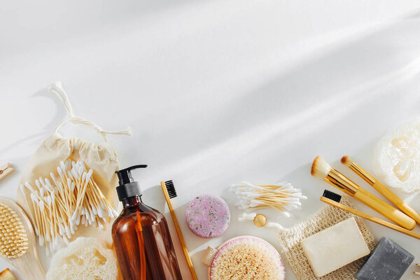 Эко натуральные принадлежности для ванной комнаты, натуральные косметические средства и инструменты. Концепция нулевых отходов. Без пластика. Плоский, вид сверху
