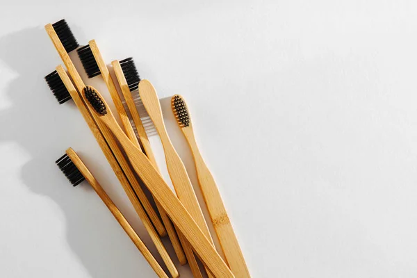 Ahşap Eko Bambu Diş Fırçası Ile Beyaz Arka Planda Siyah — Stok fotoğraf