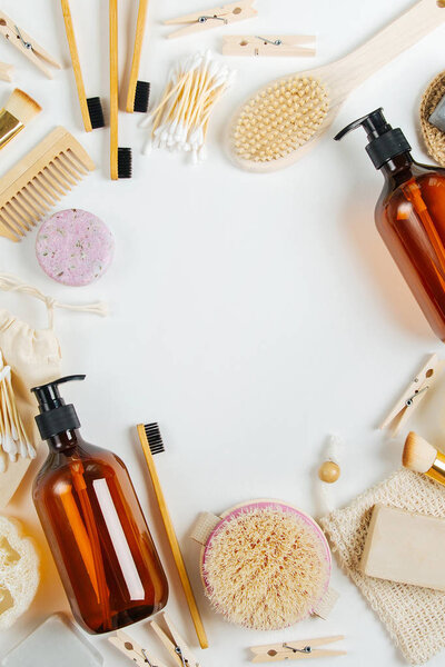 Набор косметических средств и инструментов Eco. Мыло, бутылки шампуня, зубная щетка бамбука, натуральная деревянная щетка. Нулевые отходы, без пластика. Концепция устойчивого образа жизни
. 