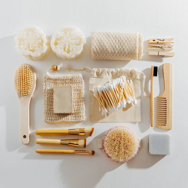 Эко натуральные принадлежности для ванной комнаты, натуральные косметические средства и инструменты. Концепция нулевых отходов. Без пластика. Плоский, вид сверху
