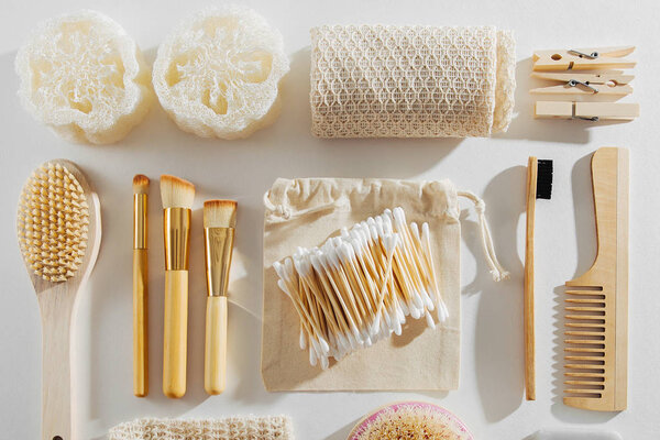 Ноль отходов для личной гигиены. Эко-мыло, бамбуковая зубная щетка, натуральная деревянная щетка. Устойчивый образ жизни. Пластиковая концепция
