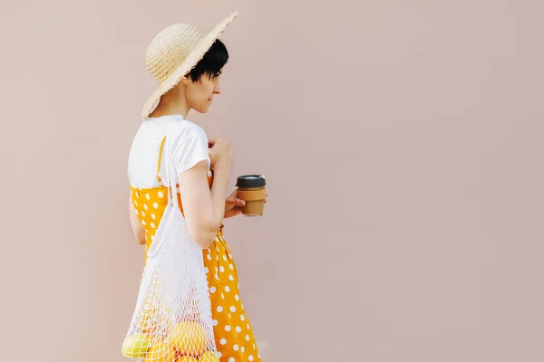 Jovem Mulher Roupas Amarelas Verão Com Saco Eco Frutas Caneca — Fotografia de Stock