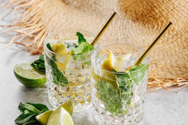 Taze narenciye ve buzlu yaz içecekleri..