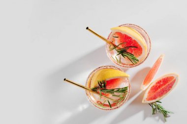 Greyfurt ve Rosemary kokteyli. Ferahlatıcı ve alkolsüz içecek bahar ya da yaz için mükemmel.  