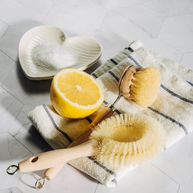Doğal temizlik ürünleri limon ve bambu çanak fırçalar ile kabartma tozu. Çevre dostu. Sıfır atık kavramı. Plastik ücretsiz.