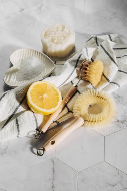 Doğal temizlik ürünleri limon ve bambu çanak fırçalar ile kabartma tozu. Çevre dostu. Sıfır atık kavramı. Plastik ücretsiz.