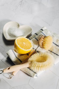 Doğal temizlik ürünleri limon ve bambu çanak fırçalar ile kabartma tozu. Çevre dostu. Sıfır atık kavramı. Plastik ücretsiz.
