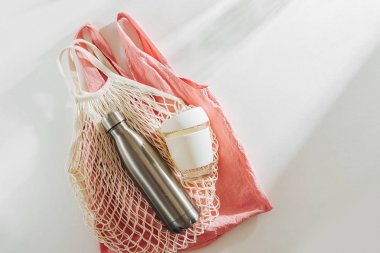 Yeniden kullanılabilir kahve bardağı ve su şişesi ile Bez alışveriş çantası. Sürdürülebilir yaşam tarzı. Plastik ücretsiz konsept