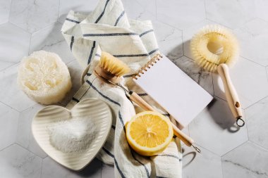 Doğal temizlik ürünleri limon, dizüstü bilgisayar ile bambu çanak fırçalar. Çevre dostu. Sıfır atık kavramı. Plastik ücretsiz.