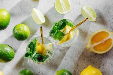 İki bardak limonata ya da mojito kokteyli. Taze narenciye ve buzlu yaz içecekleri..