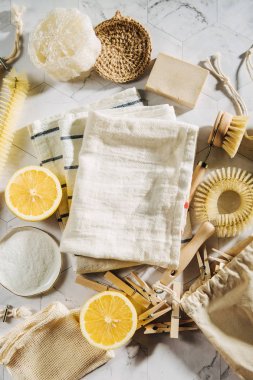 Doğal temizlik ürünleri limon ve bambu çanak fırçalar ile kabartma tozu. Çevre dostu. Sıfır atık kavramı. Plastik ücretsiz.