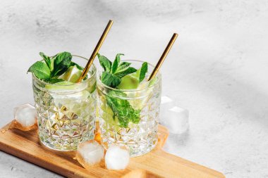 Ev yapımı limonata. Taze narenciye ve buzlu yaz içecekleri.. 