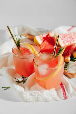 Greyfurt ve Rosemary kokteyli. Ferahlatıcı ve alkolsüz içecek bahar ya da yaz için mükemmel.  