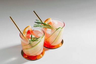 Greyfurt, salatalık Cin Kokteyli İlkbahar ya da yaz için mükemmel! 