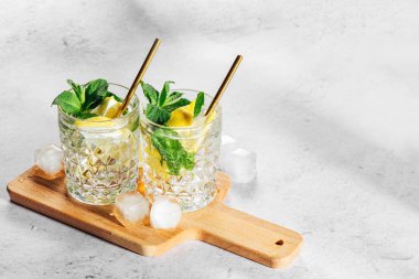 Ev yapımı limonata. Taze narenciye ve buzlu yaz içecekleri.. 