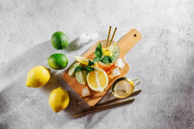 Kokteyl yapımı. Nane, kireç, limon, buz malzemesi ve bar malzemeleri. Düz yatış, üst görünüm.