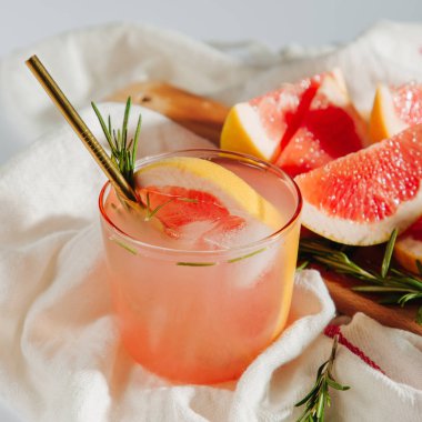 Greyfurt ve Rosemary kokteyli. Ferahlatıcı ve alkolsüz içecek bahar ya da yaz için mükemmel.  