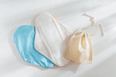 Yeniden kullanılabilir bez adet yastıkları. Sıfır atık için kişisel hijyen sağlar. Sürdürülebilir bir yaşam tarzı. Plastik ücretsiz kavramı.