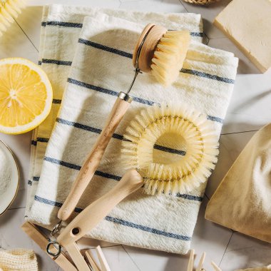 Doğal temizlik ürünleri limon ve bambu çanak fırçalar ile kabartma tozu. Çevre dostu. Sıfır atık kavramı. Plastik ücretsiz.