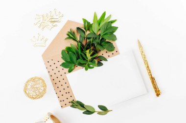 Zarf, boş kart, bileşimi yeşil yaprakları ve altın başı işleri ile tarz Masası. Düz yatıyordu.