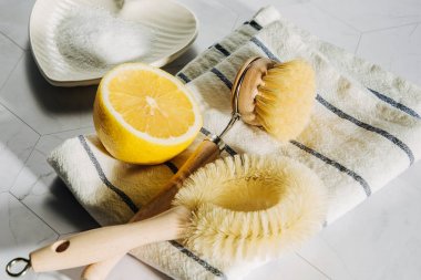 Doğal temizlik ürünleri limon ve bambu çanak fırçalar ile kabartma tozu. Çevre dostu. Sıfır atık kavramı. Plastik ücretsiz.