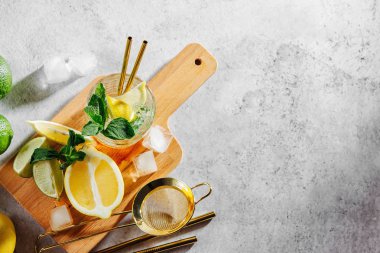 Kokteyl yapımı. Nane, kireç, limon, buz malzemesi ve bar malzemeleri. Düz yatış, üst görünüm.