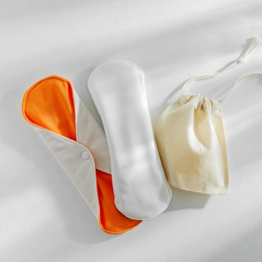 Yeniden kullanılabilir bez adet yastıkları. Sıfır atık için kişisel hijyen sağlar. Sürdürülebilir bir yaşam tarzı. Plastik ücretsiz kavramı.