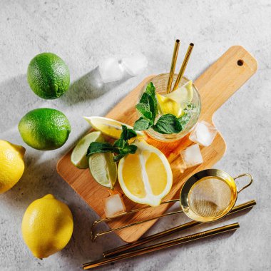 Limonlu, limonlu ve naneli taze limonlu limonata. Yaz içecekleri. 