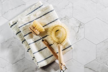 Bulaşık yıkama fırçaları. Çevre dostu... Sıfır atık kavramı. Plastik ücretsiz. Düz döşeme, üst görünüm 