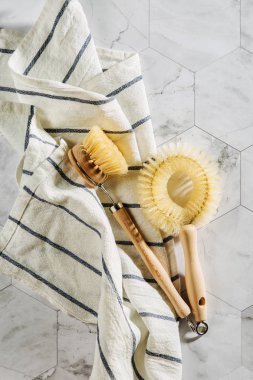 Bulaşık yıkama fırçaları. Çevre dostu... Sıfır atık kavramı. Plastik ücretsiz. Düz döşeme, üst görünüm 